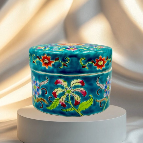 Handcrafted Chinese Floral Enameled Porcelain Covered Trinket or Jewelry Dish - Picture 3 of 9